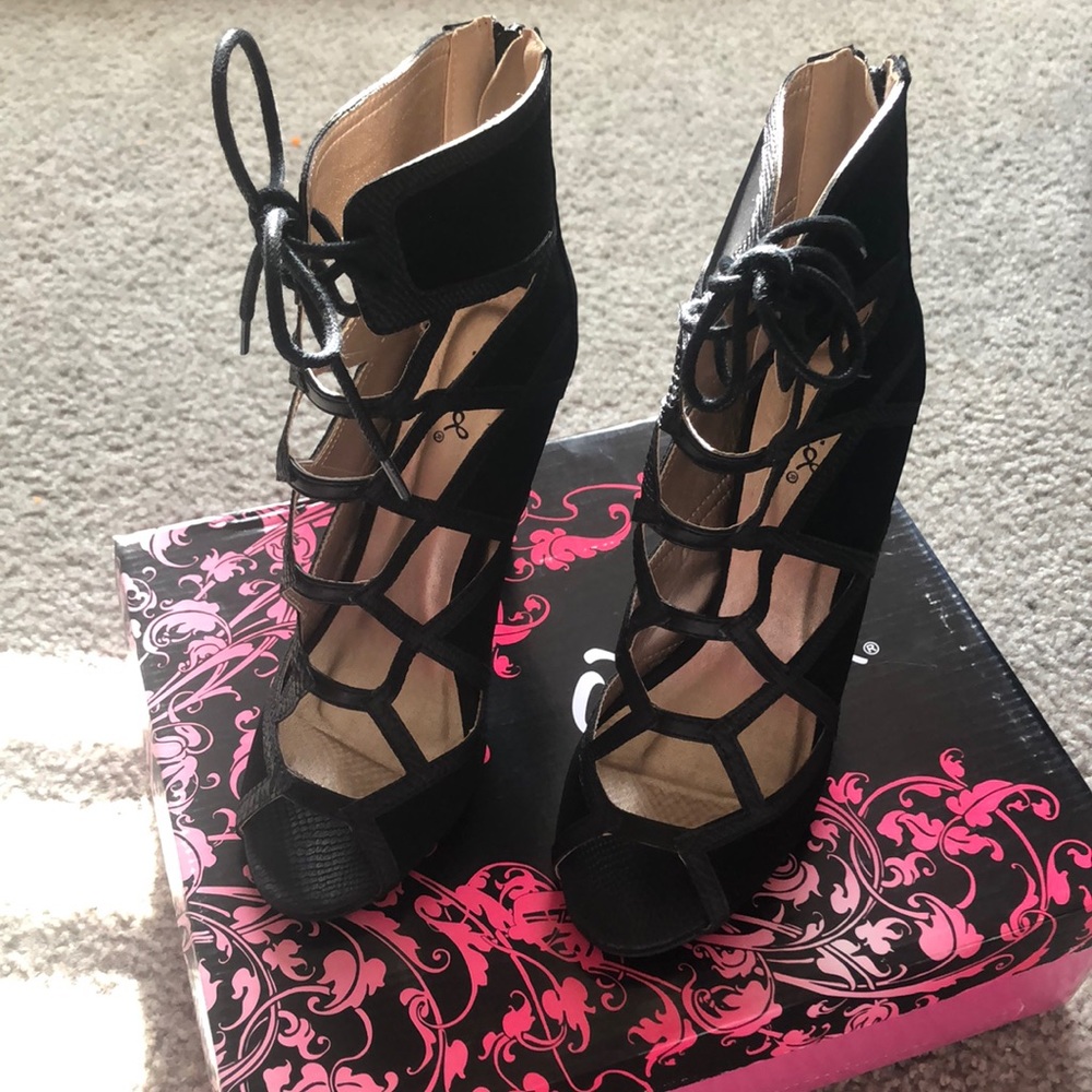 Black Heels - Picture 6 of 6
